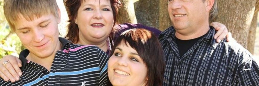 Lizette Janse van Rensburg saam met haar eggenoot, Jaco en hulle twee kinders voor hulle, Josua (16) en Danielle (18)  